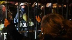 Polícia mobilizada durante confronto sobre controle do Supremo Tribunal Federal polonês