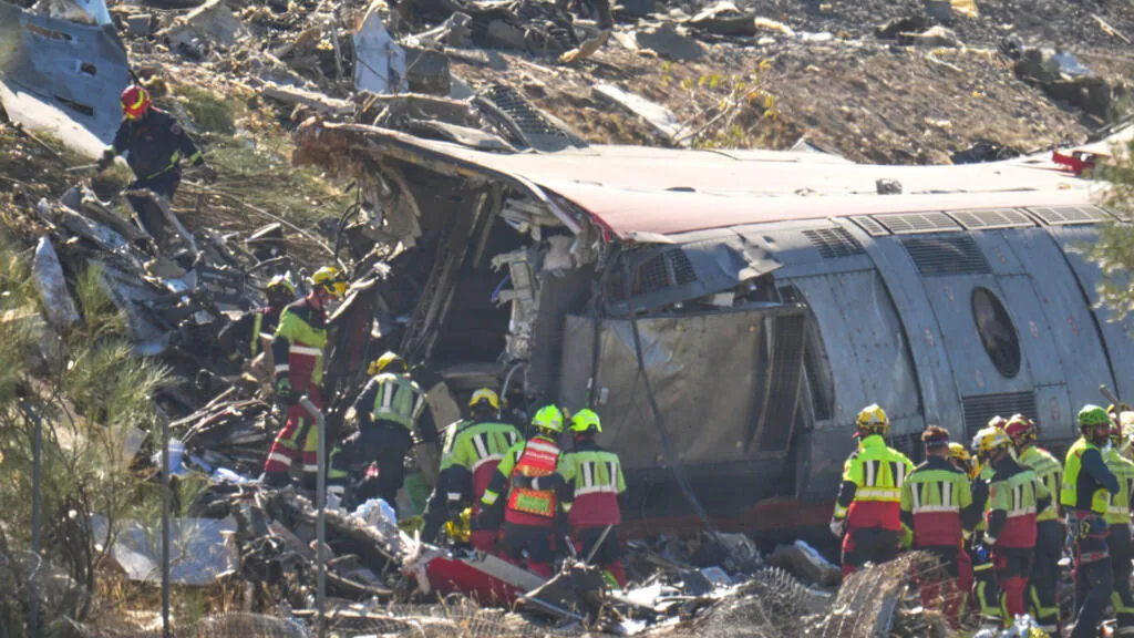 Crash na Espanha ocorreu após trem ser ordenado a seguir caminho errado, diz ministro