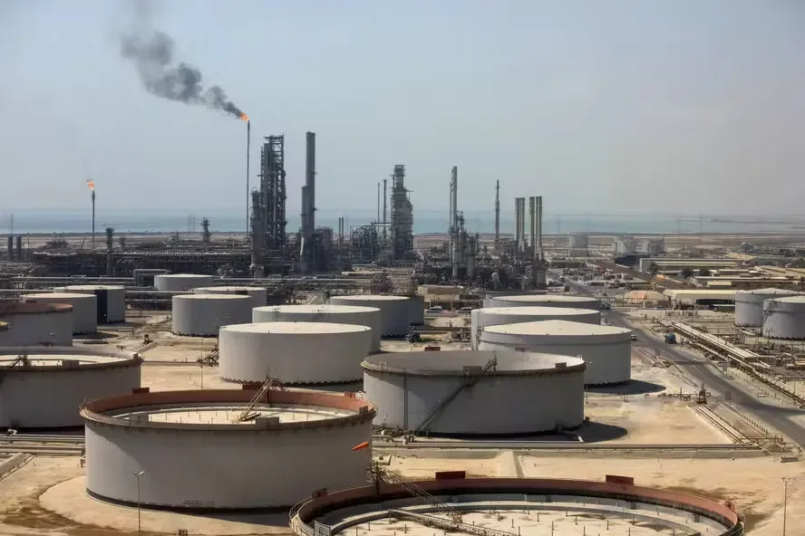 Houthis reivindicam ataques à maior refinaria da Arábia Saudita e ao Ministério da Defesa