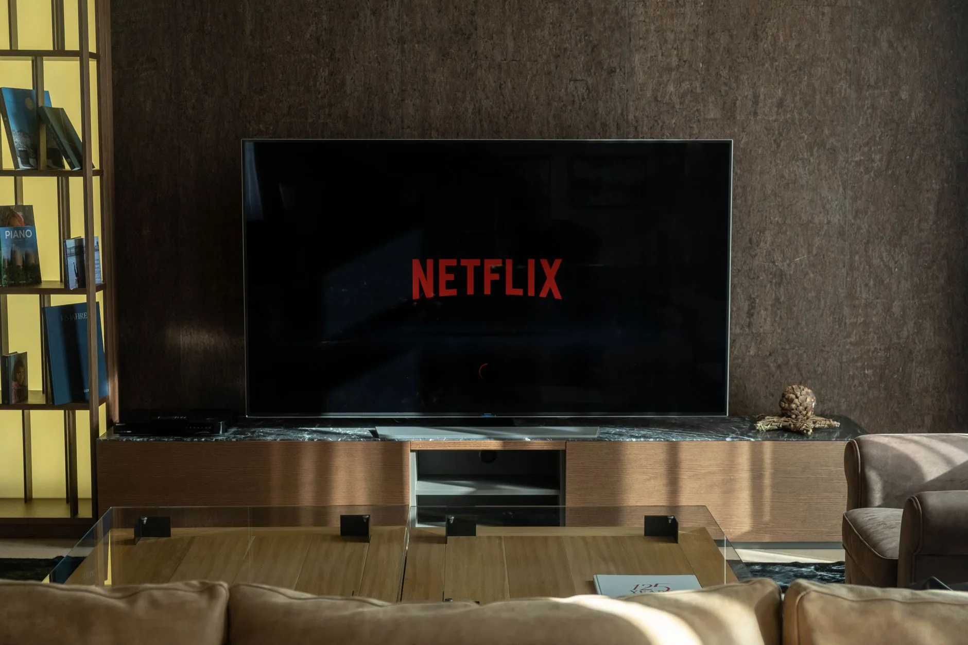 Psicólogos explicam: Por que algumas pessoas deixam a TV ligada enquanto realizam tarefas?