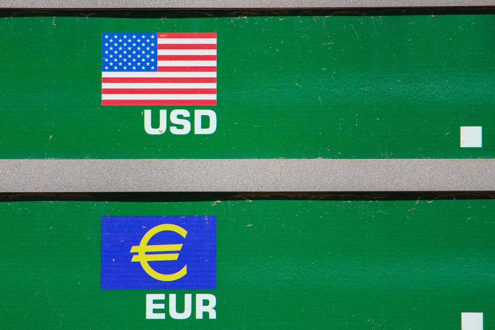 Dólar volta a R$ 5 com ajuste pós-eleitoral