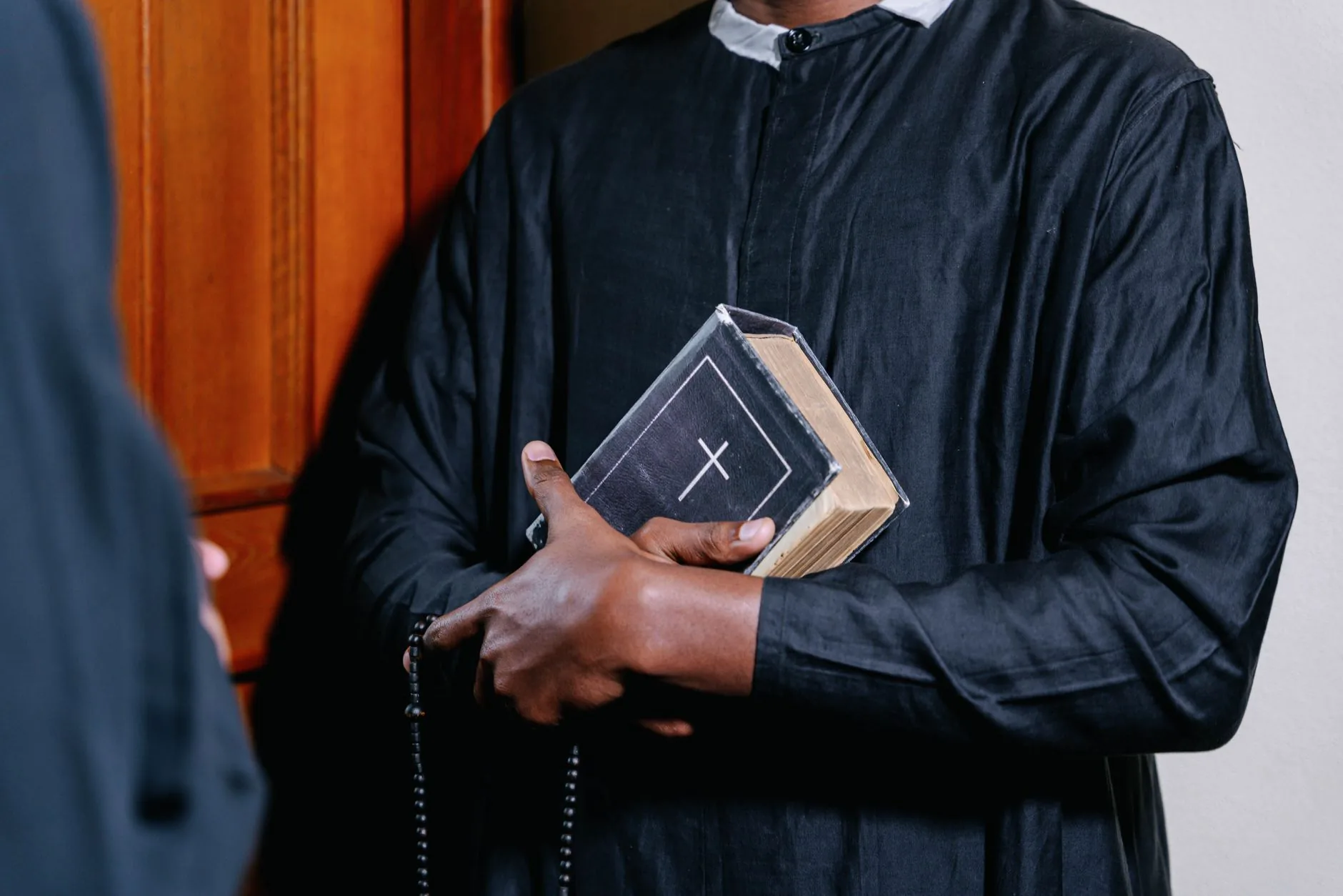 Pastor agredido por usar camiseta vermelha em Goiânia