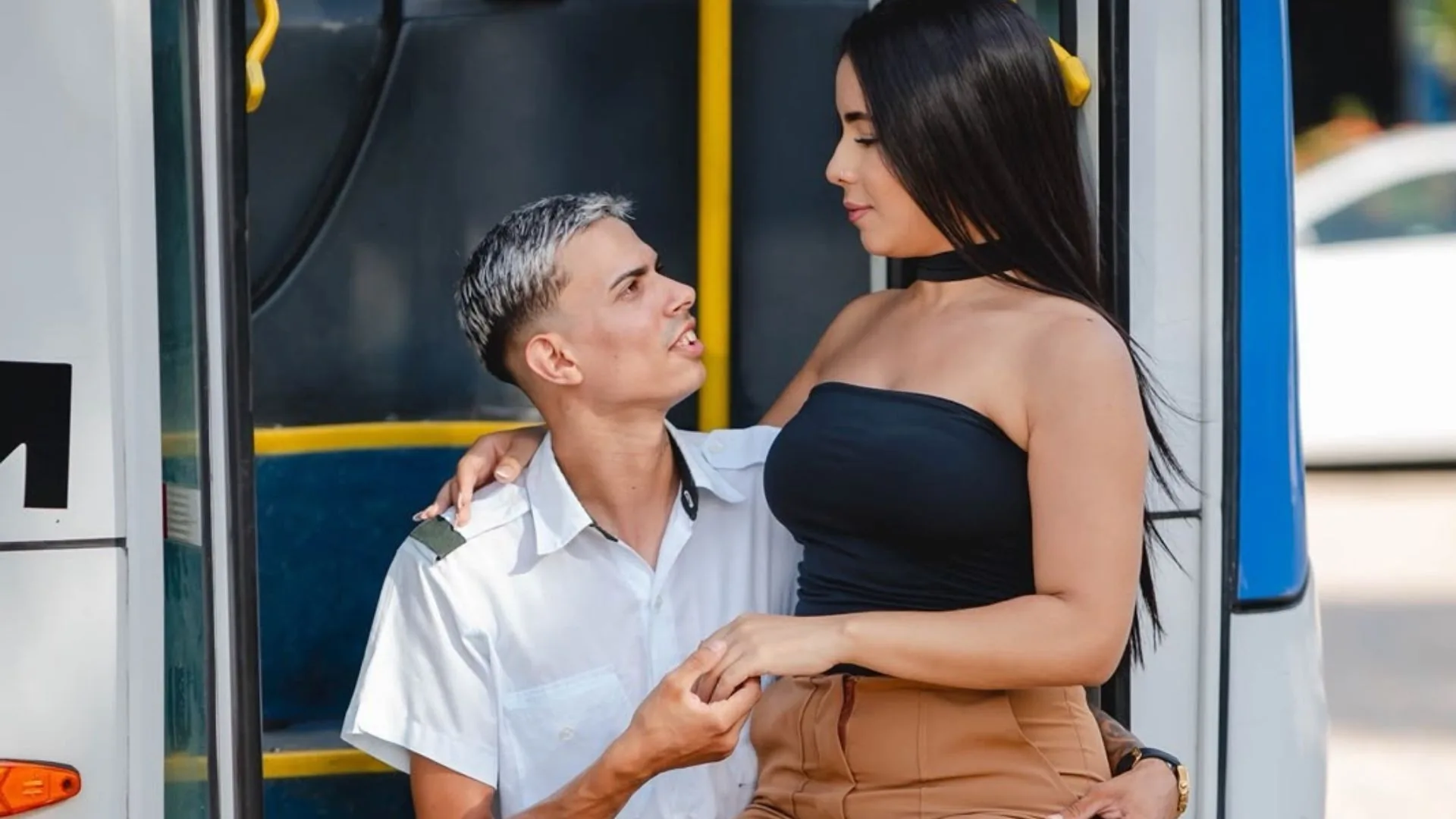 Casal faz ensaio de casamento dentro de ônibus onde história de amor começou, em João Pessoa