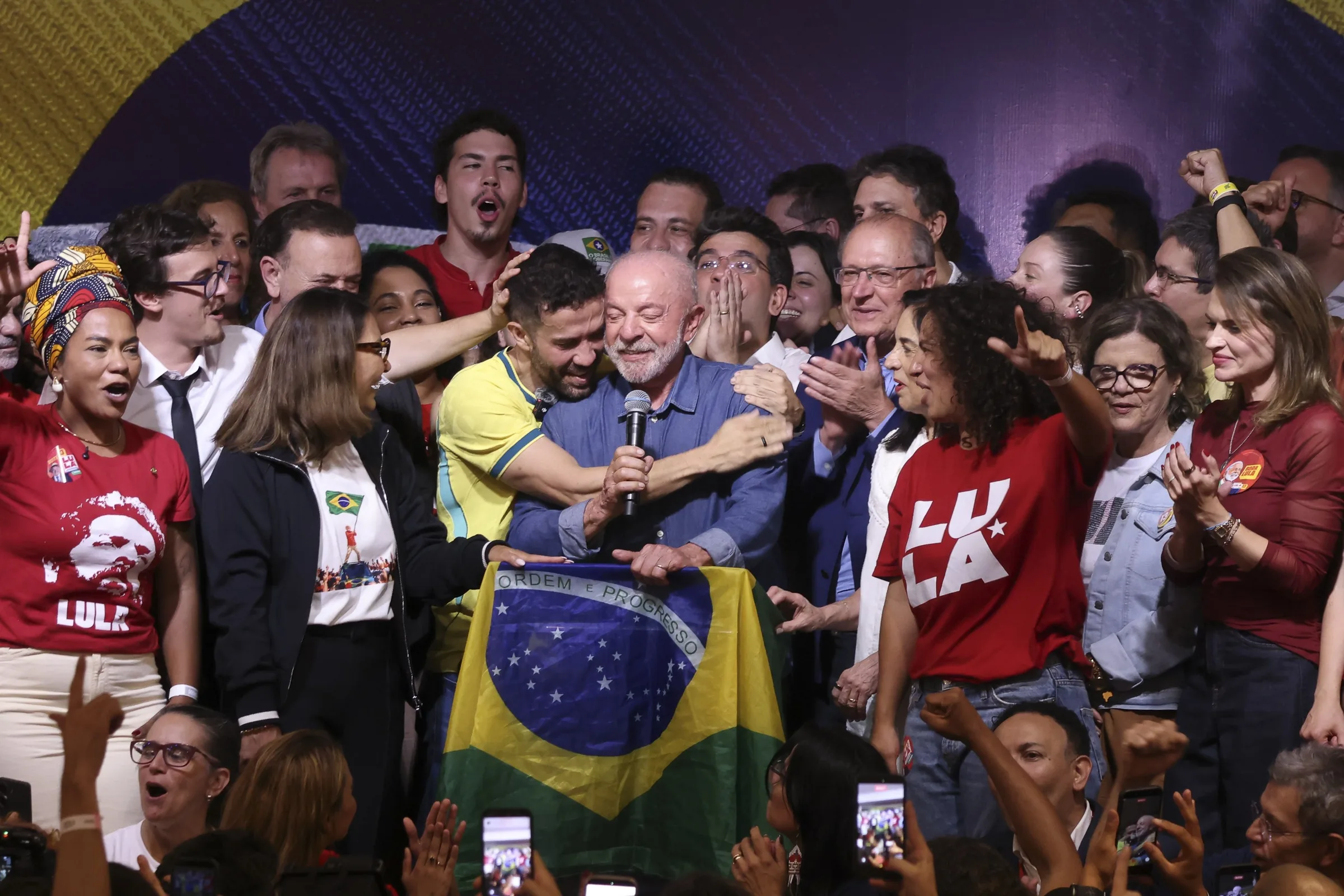 Carta de Flávio Bolsonaro e fuga do Brasil geram críticas até entre aliados