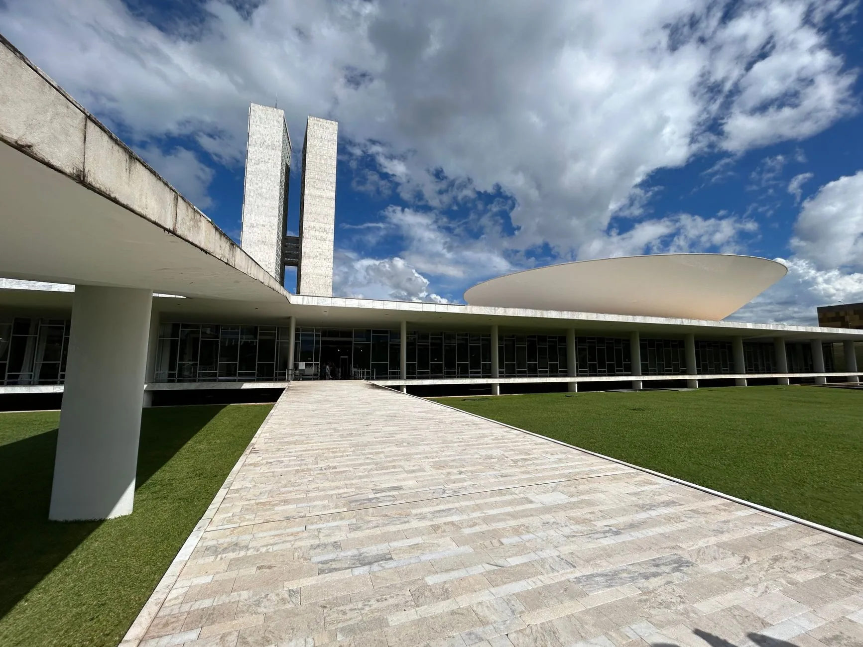 Flávio Bolsonaro explica fuga do Brasil sem aviso