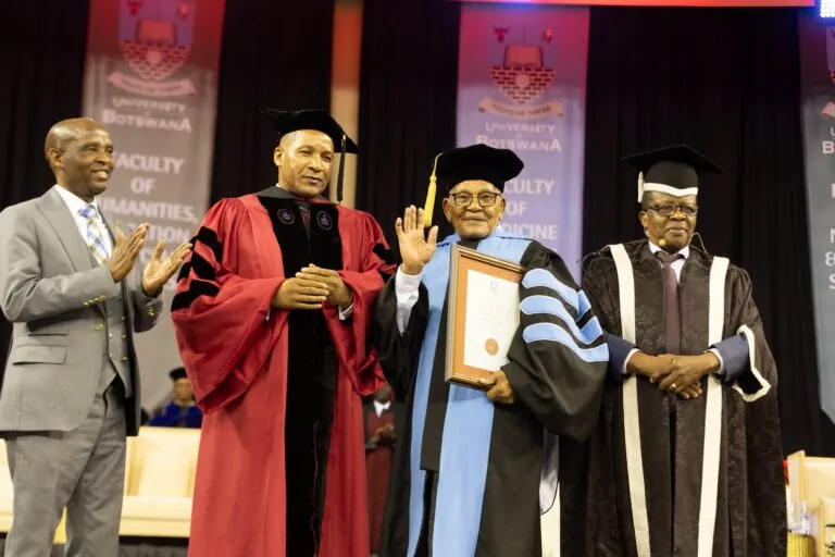Botswana reconhece ativista indígena com doutorado honoris causa