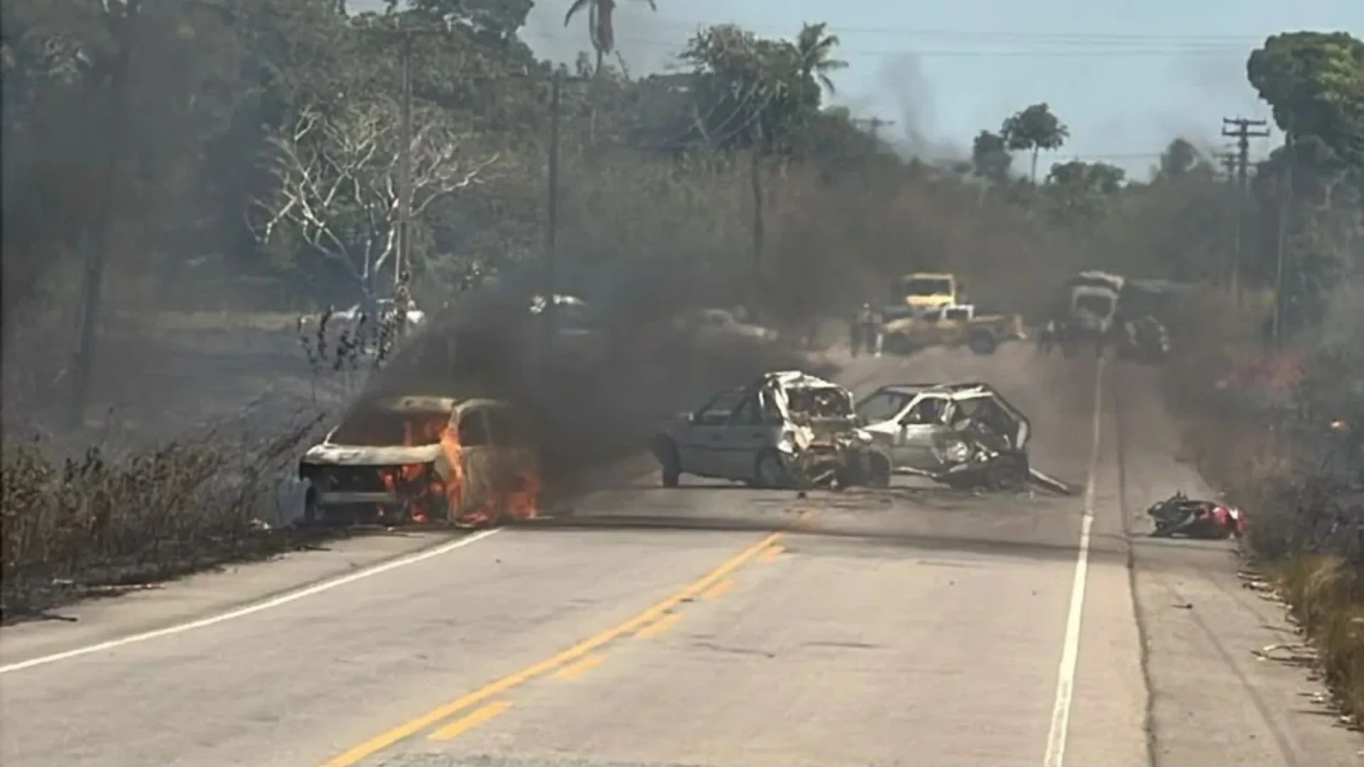 Acidente envolve cinco veículos e causa incêndios em Alhandra, na PB