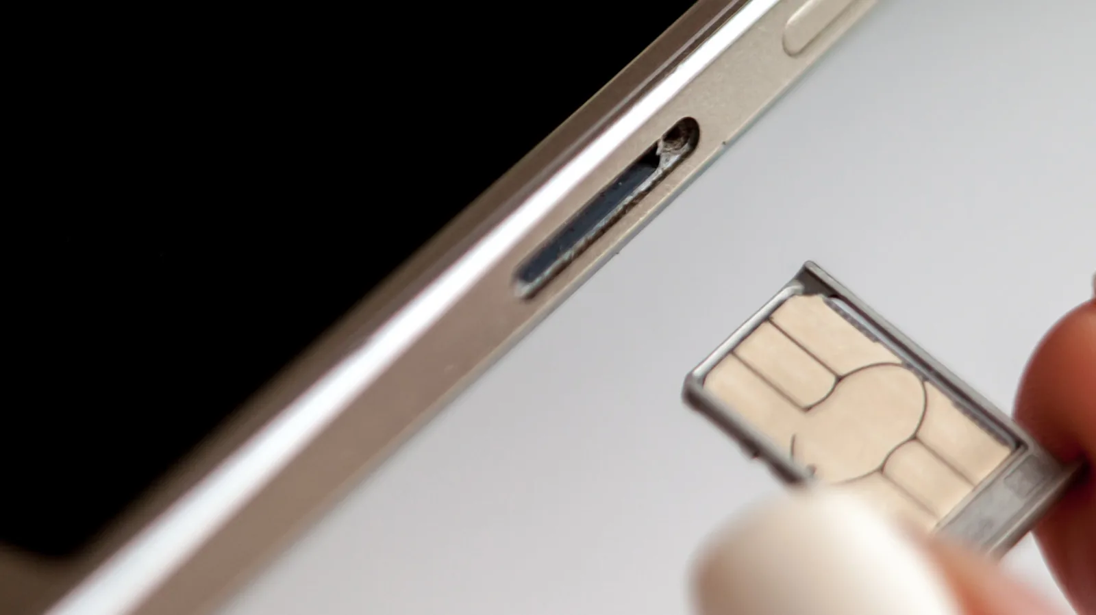 Como trocar a SIM sem desligar o celular?