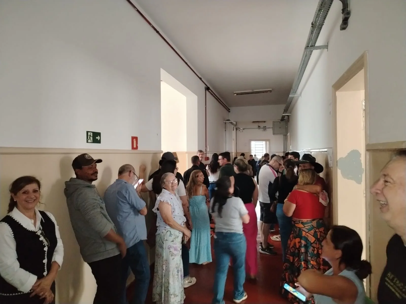 Trocas de baterias de urnas eletrônicas causam atrasos na votação em Birigui