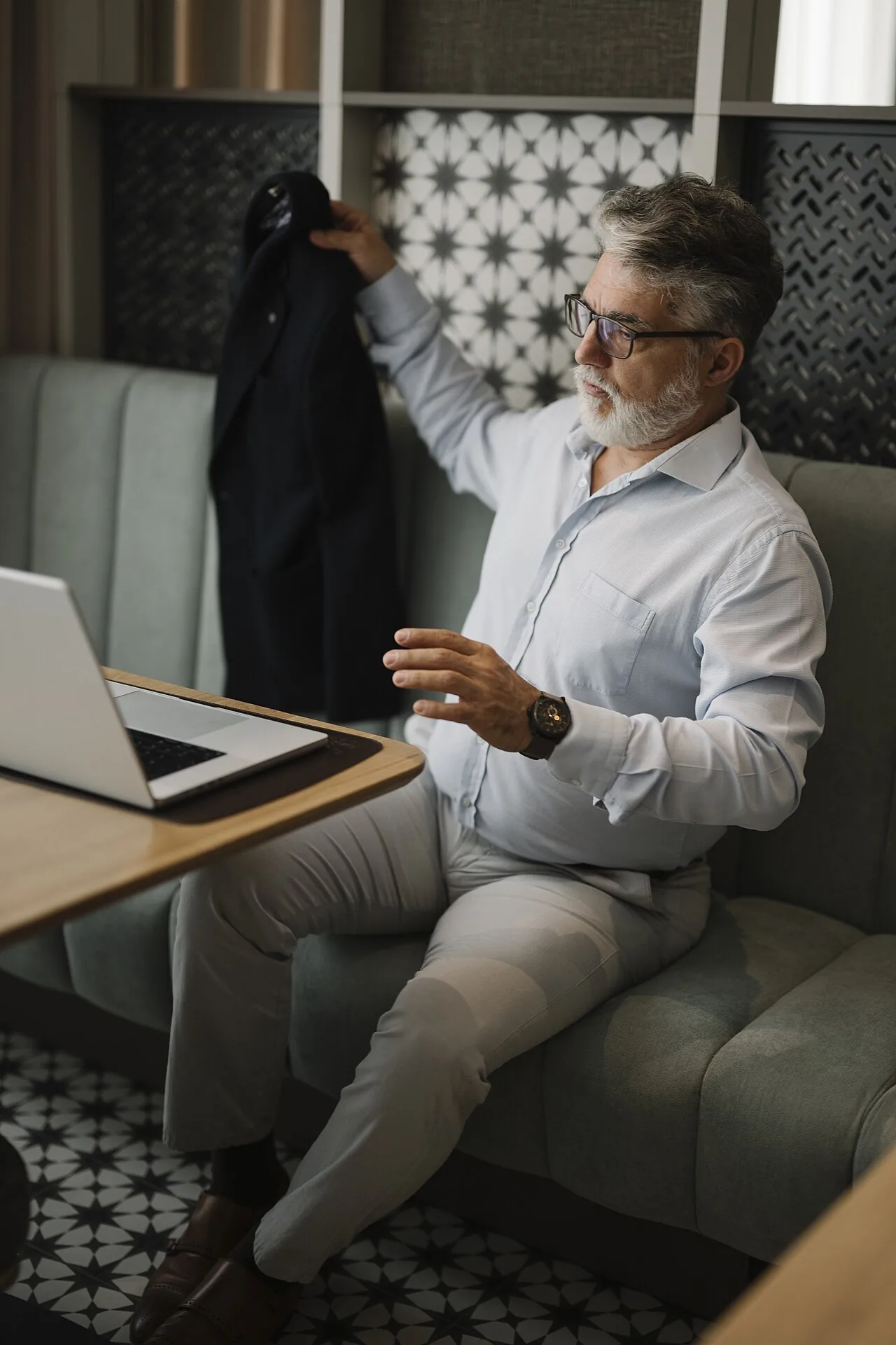 Recontratação de empregado hipersuficiente como PJ configura fraude