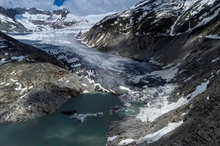 Exposição revela artefatos emergentes dos glaciares suíços em face do aquecimento global