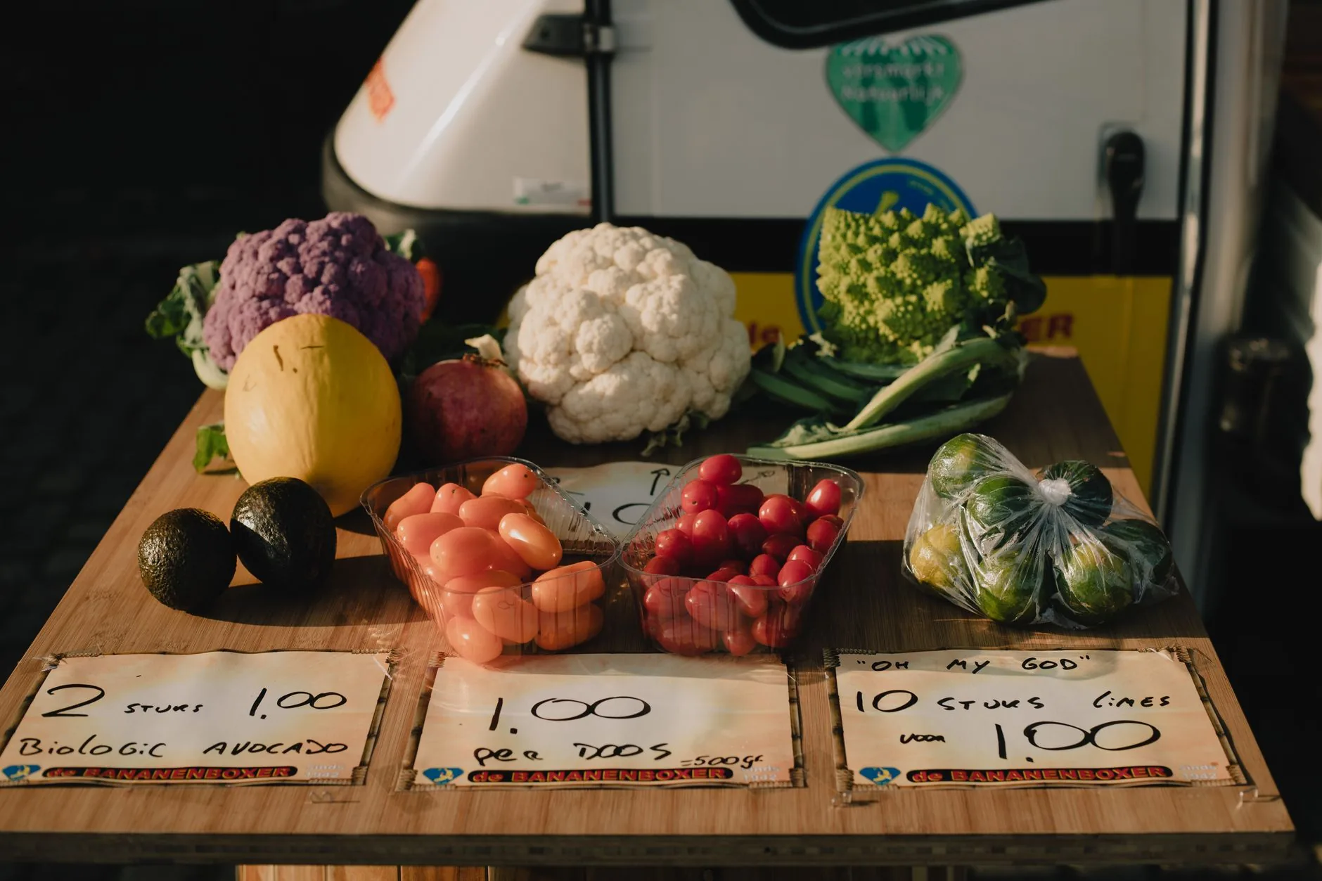 Inflação prévia cai, mas alimentos sobem