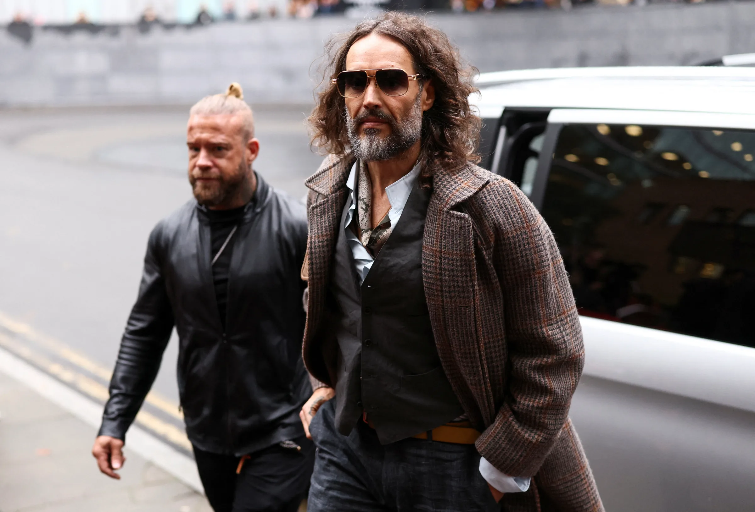 Mulher acusa Russell Brand de tratar-a como ‘animal’