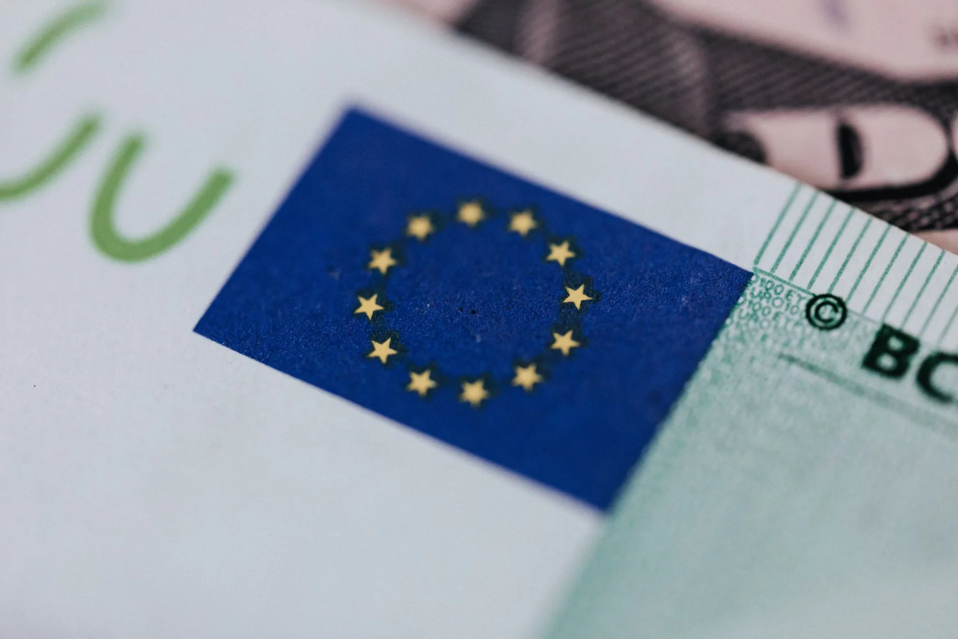 Análise: Políticas Econômicas e Desafios na União Europeia e Reino Unido