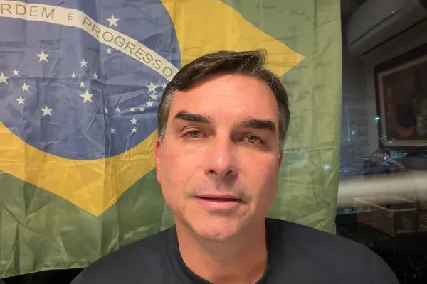 Aliados recebem informações sobre possível fuga de Flávio Bolsonaro