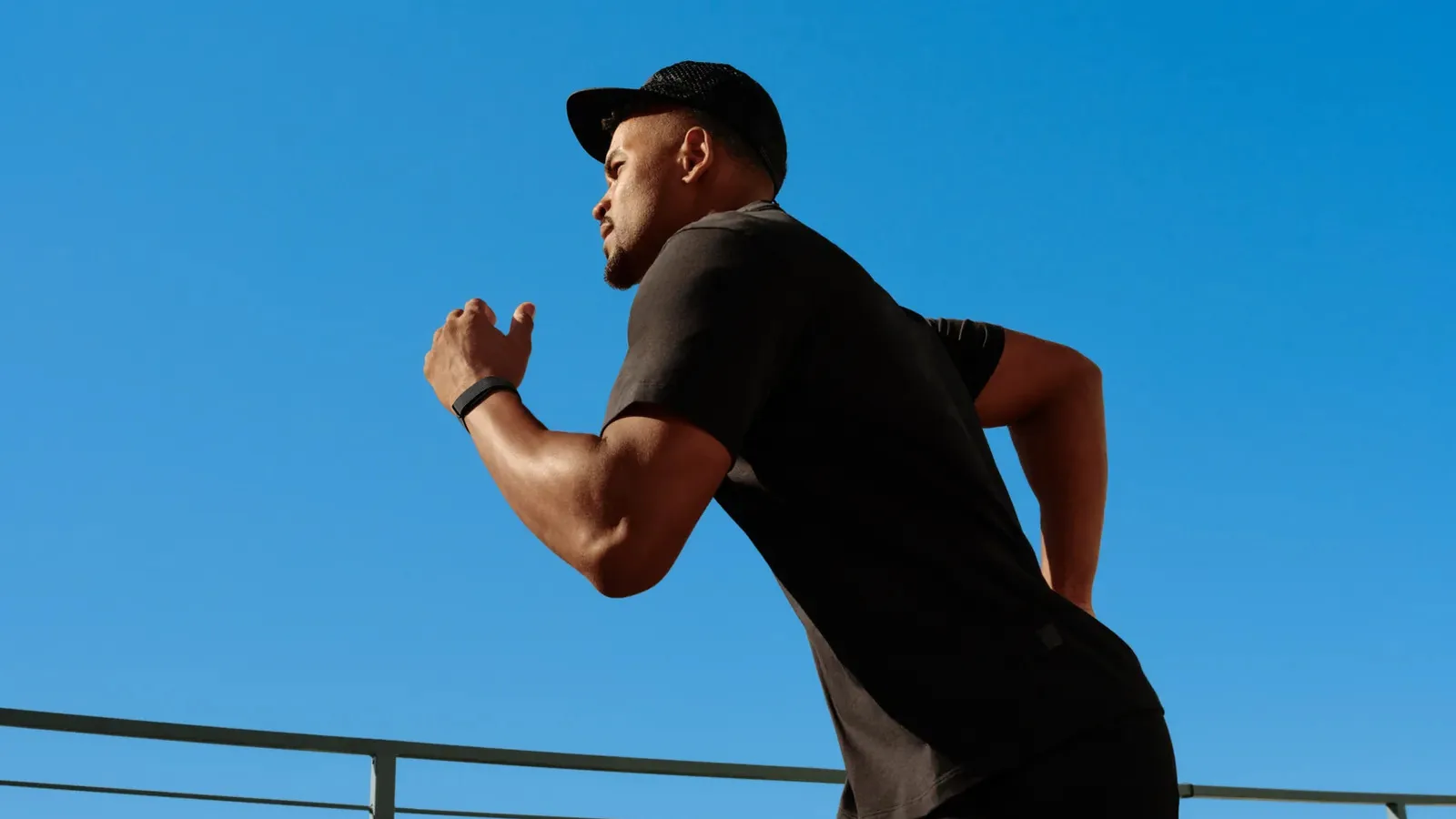 Fitbit Air vs. Whoop: Qual tracker sem tela é melhor para você?