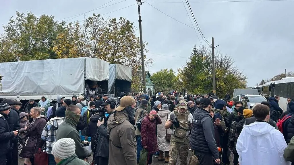 Residentes deixam cidade ocupada por russos durante operação de evacuação