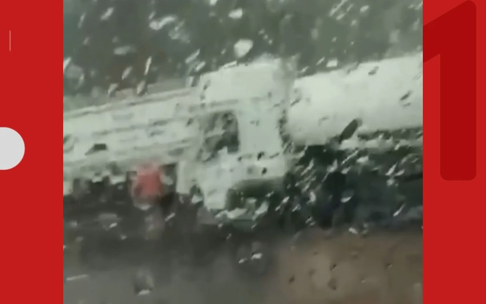 Acidente entre caminhões provoca congestionamento na BR-324, em Feira de Santana