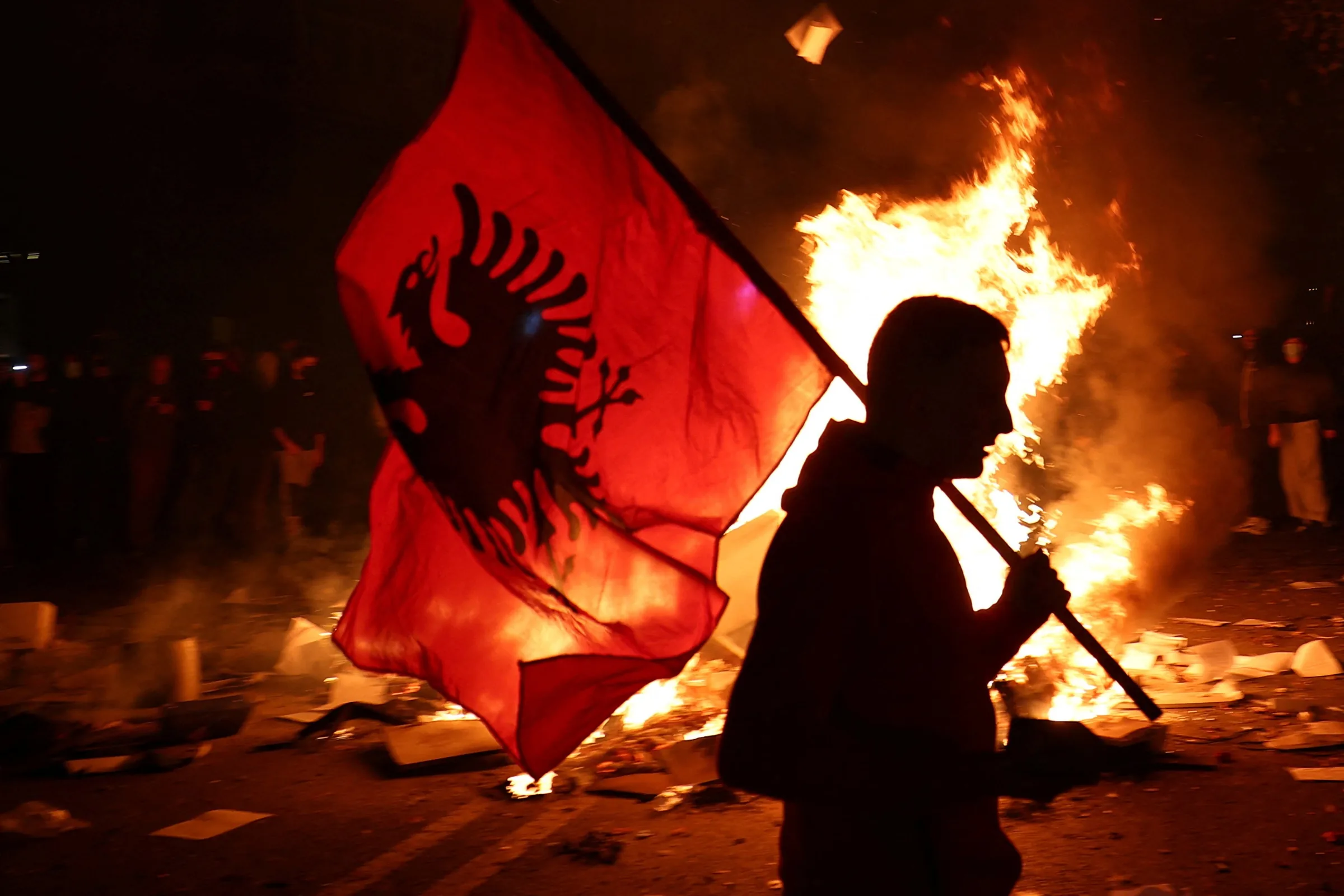 Protestos estudantis na Albânia resultam em incêndio ao ministério da Educação