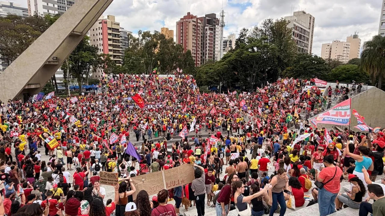 Manifestantes apoiam reeleição de Lula em Campinas