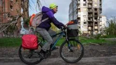 Kherson experimenta paz breve após cessar-fogo, mas teme futuro incerto