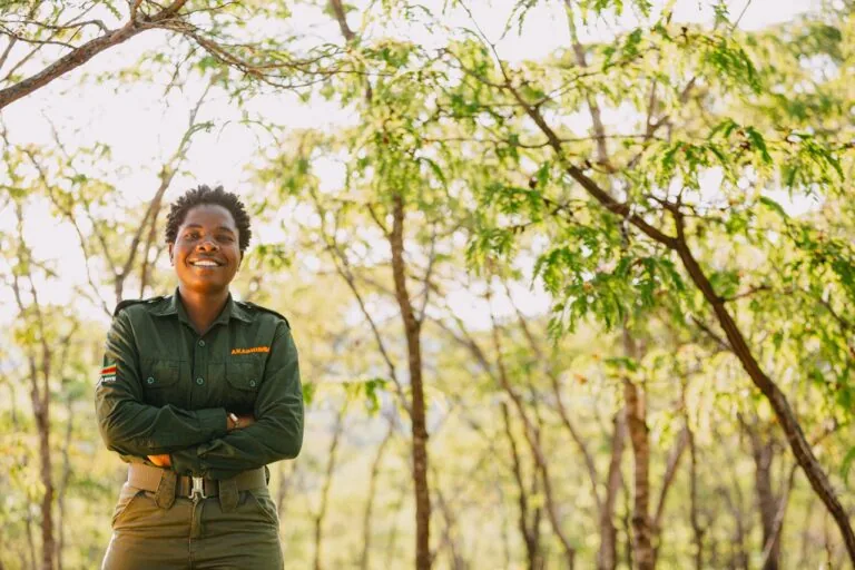 Mulher zimbabweana se torna pioneira na proteção da natureza