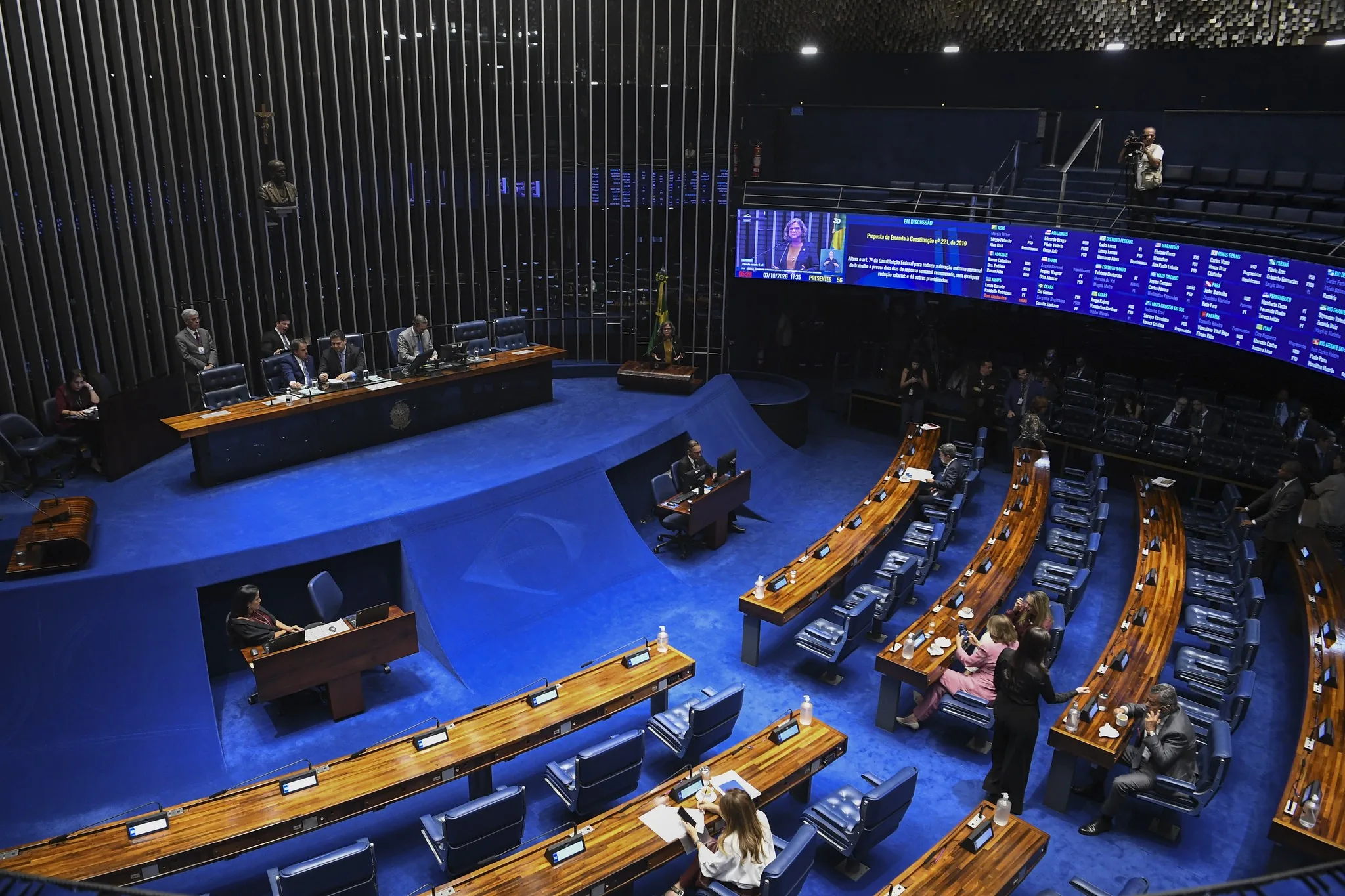 Senado discute PEC que altera escala 6x1