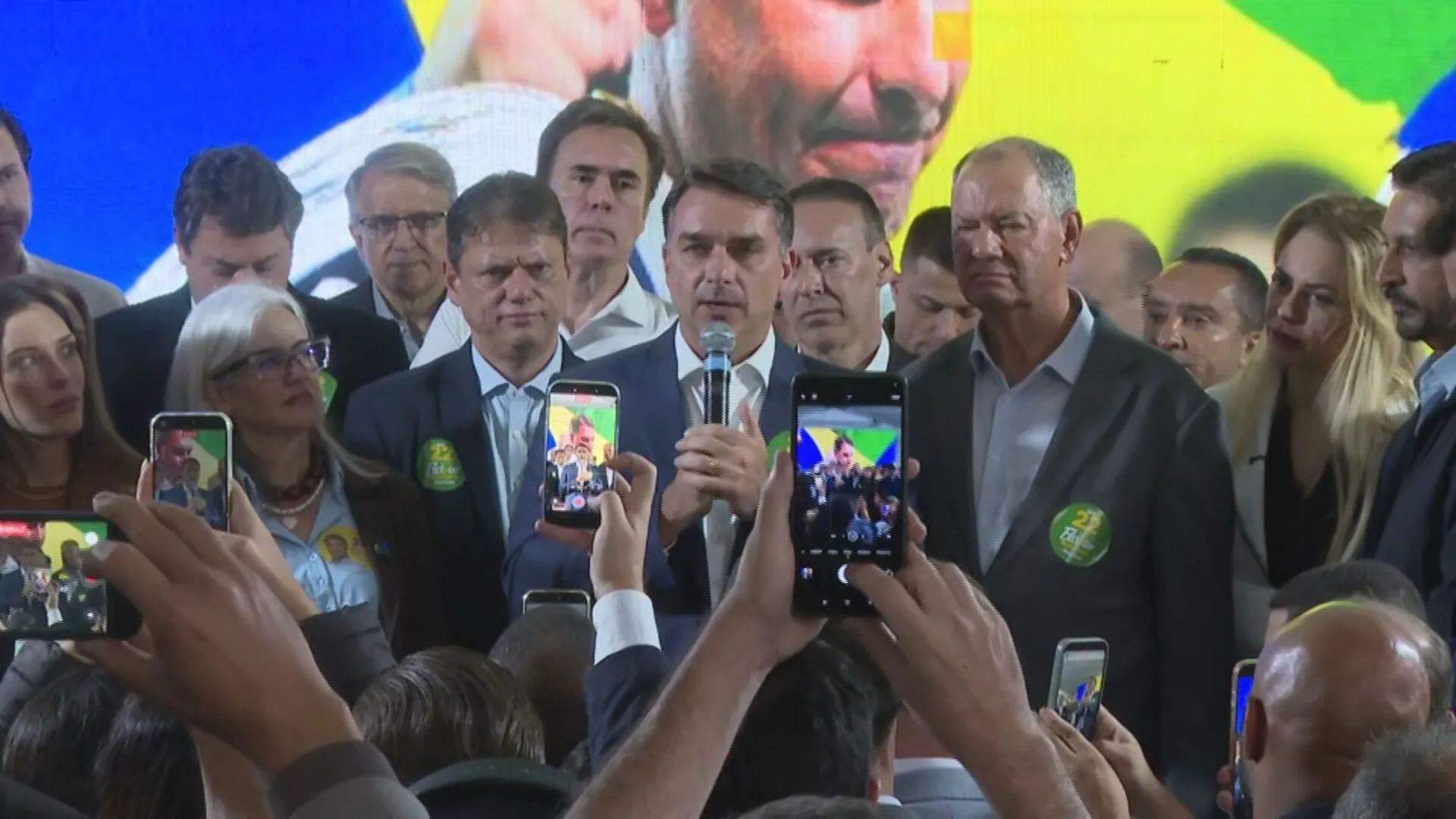 Em evento em que MDB formaliza apoio a Flávio Bolsonaro, candidato diz que não vai a debate no domingo e avalia o próximo