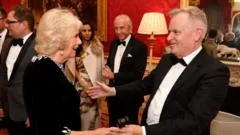 Queen paga tributo a Jeffrey Archer