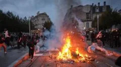Mais de mil pessoas são presas em protestos em França