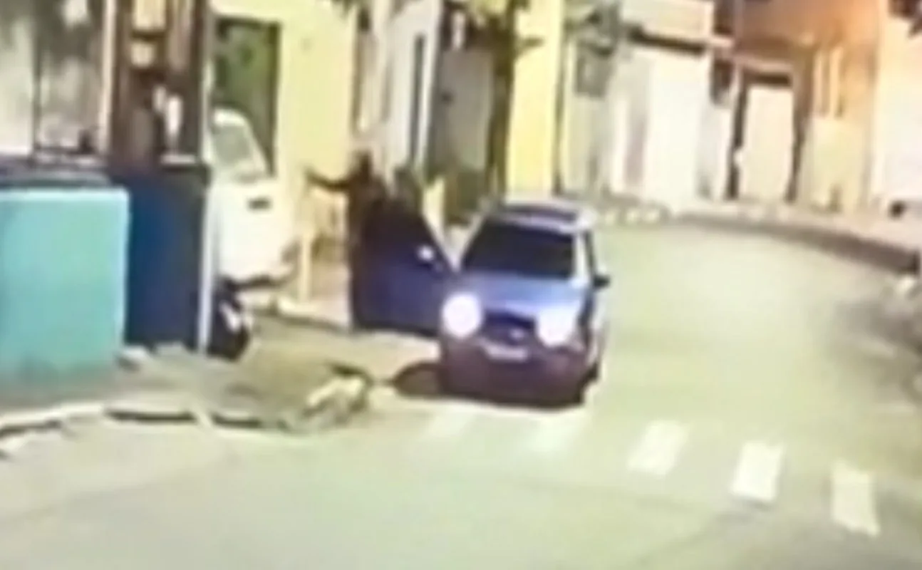 Mulher baleada em ataque a Kombi morre em hospital; motorista também foi victims