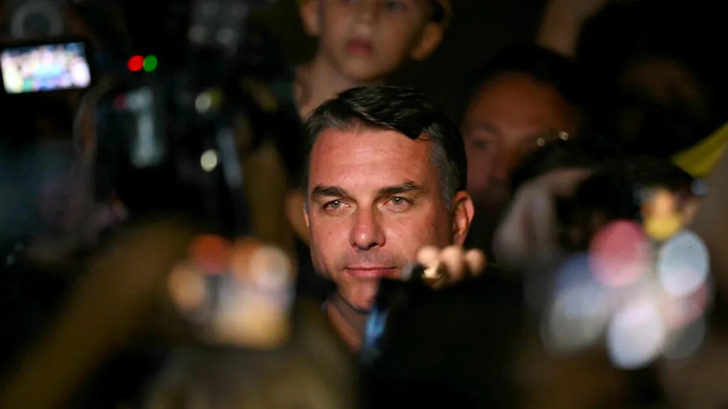 Flávio Bolsonaro ganha apoio de terceiro colocado nas eleições