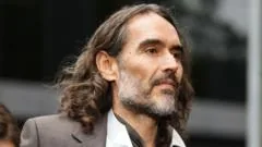 Russell Brand nega envolvimento em acusações de violência sexual