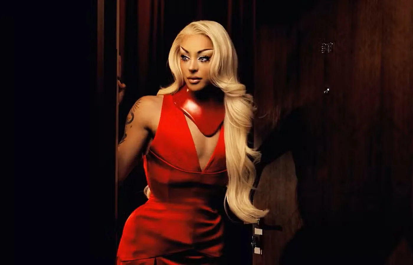 Pabllo Vittar faz a festa da carne ao se jogar na pista de 'Lost in lust', álbum que dilui o 'batidão tropical' da artista