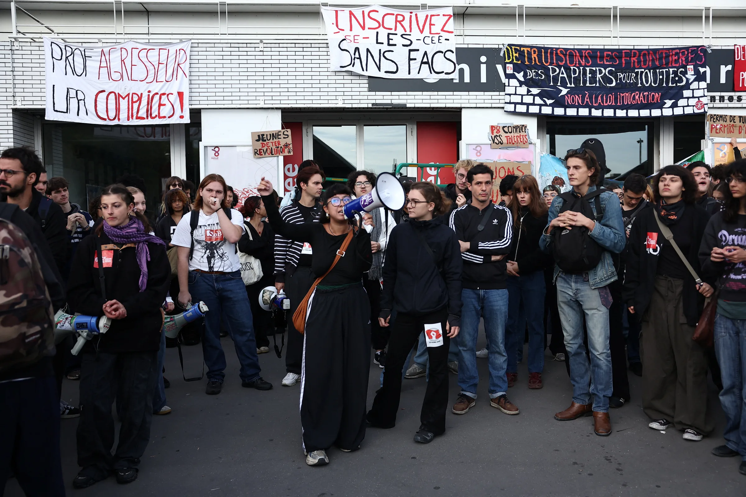 Universidades aderem a bloqueios iniciados por estudantes de ensino médio na França