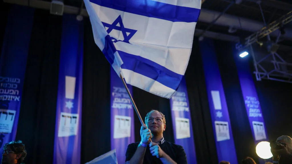 Netanyahu e Eisenkot buscam formar governo após eleição sem vencedor