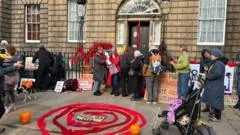 Manifestantes ambientalistas protestam contra nova usina a gás em Edimburgo