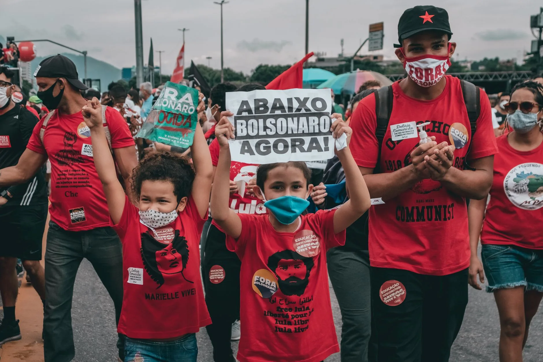 Comboio de veículos levou Flávio Bolsonaro da casa no dia após derrota