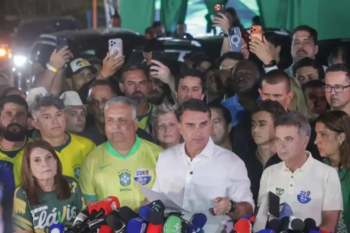 Flávio Bolsonaro prepara coletiva após fugir para os EUA