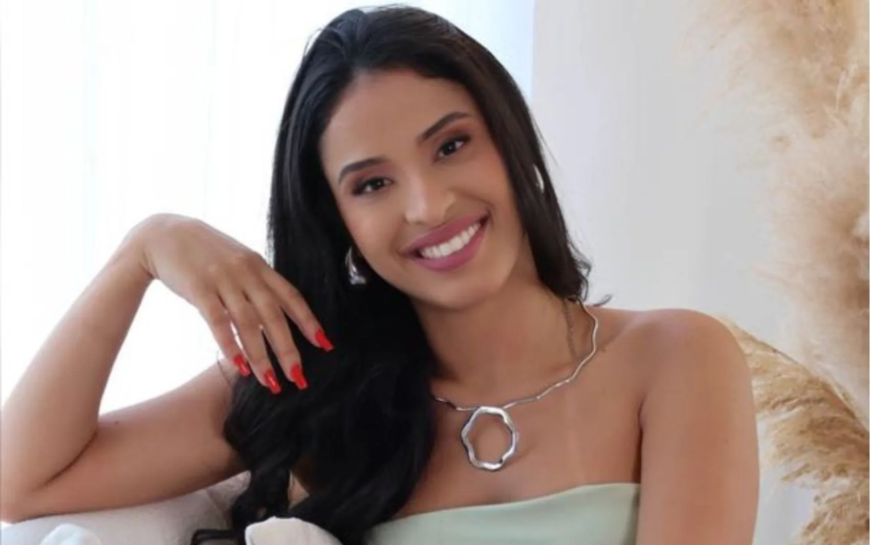 Instrutora de nail design morre após carro sair da pista