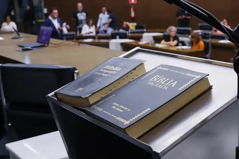 Justiça mantém justa causa de trabalhador que apresentou 88 atestados e atuava como pastor durante licença