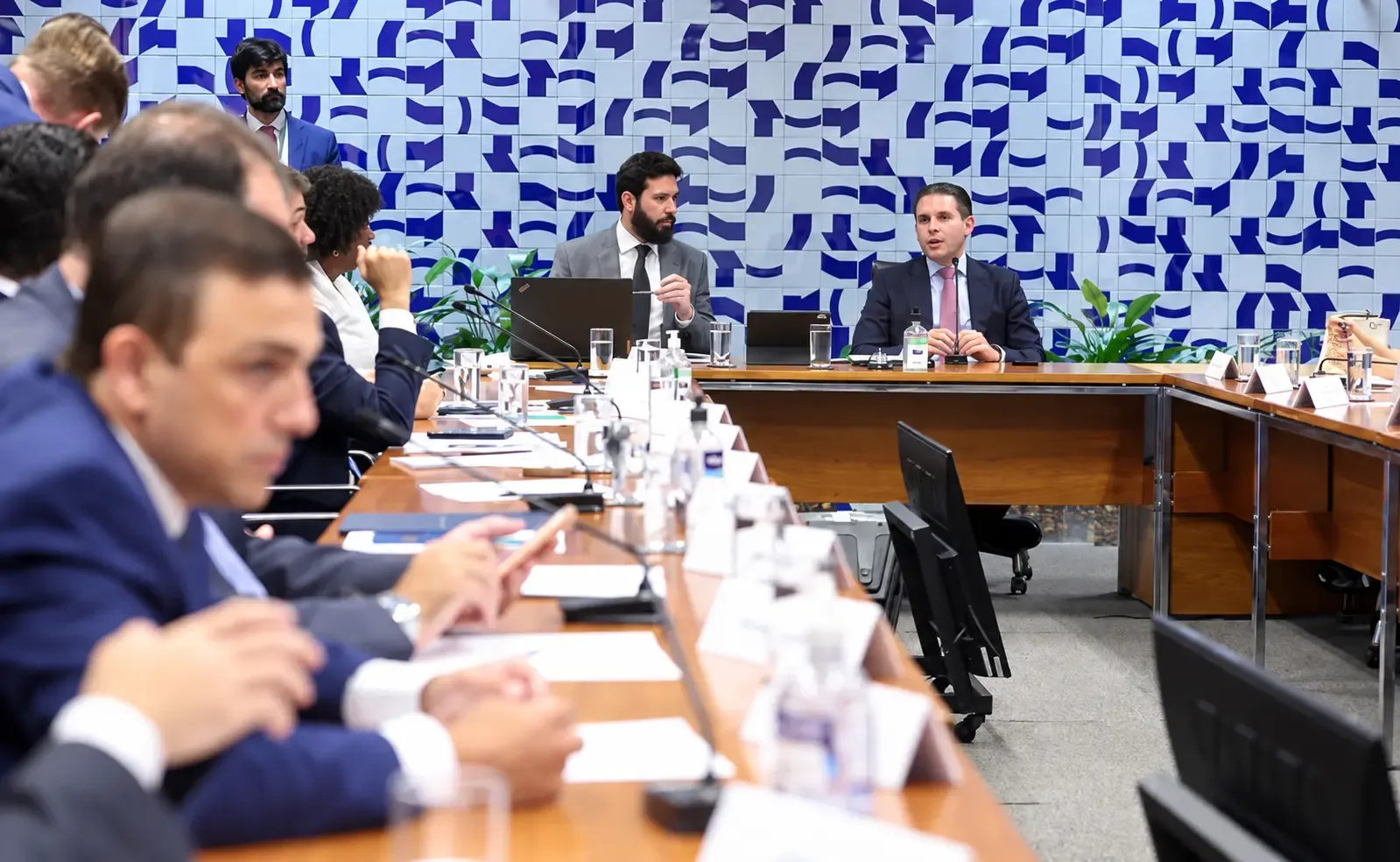 Dez partidos se unem para apoiar reeleição de Hugo Motta à presidência da Câmara