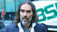 Russell Brand testemunha em julgamento após acusações