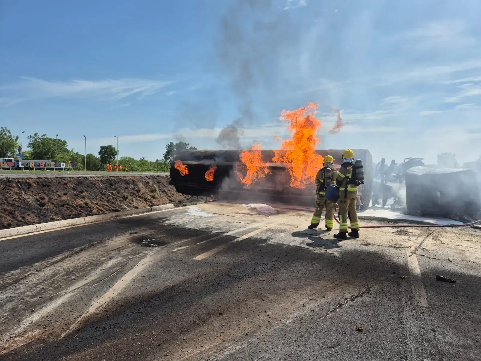 Caminhão-tanque tomba e é consumido pelo fogo em Goiás