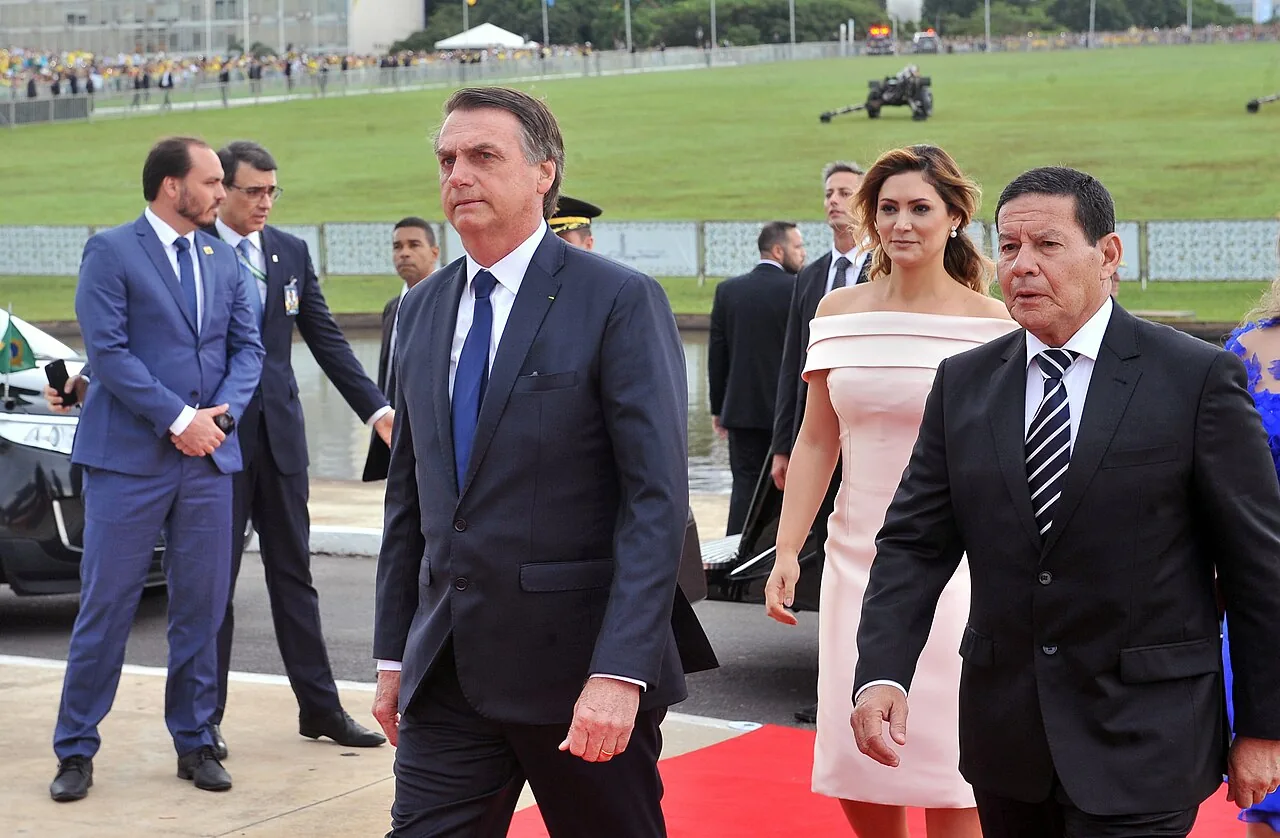 Carlos Bolsonaro diz que pai ainda tenta assimilar derrota de Flávio