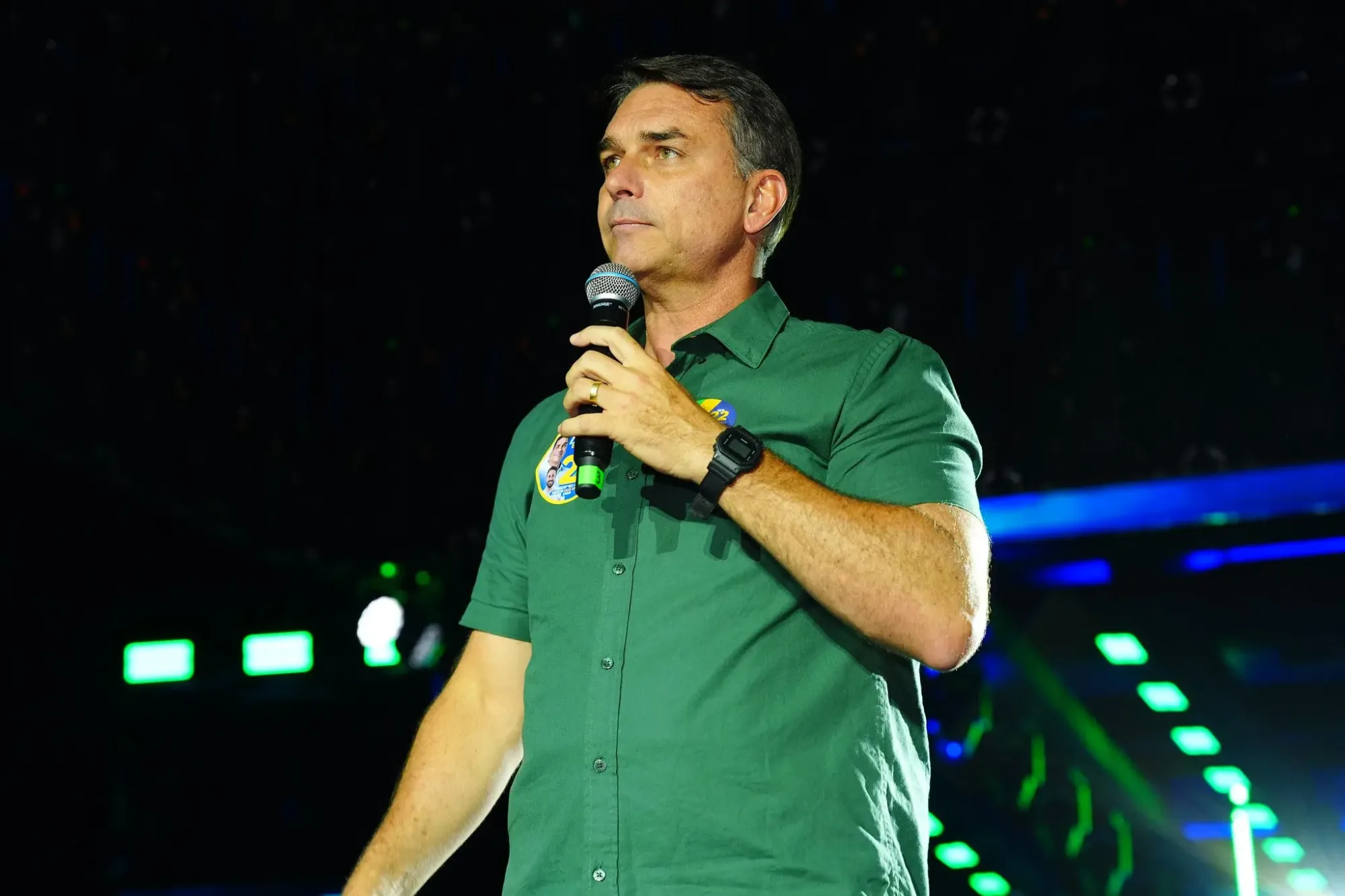 Flávio Bolsonaro se apresenta como ‘líder do Brasil’ após eleição