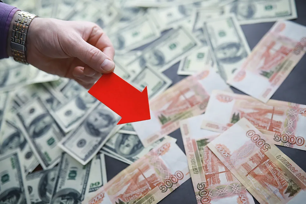 Dólar cai a R$ 5, e bolsa sobe quase 8% após primeiro turno