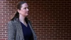 Juiz decide que Trump administração demitiu ilegalmente filha de ex-diretor do FBI