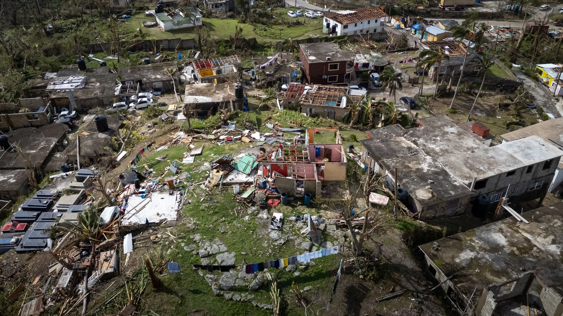 Análise: O Impacto das Tempestades Tropicais e Erosão Costeira na Água e na Terra