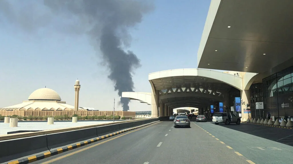 Riadsofrer ataque aeroportuário; Saudi Arabia ameaça resposta decisiva